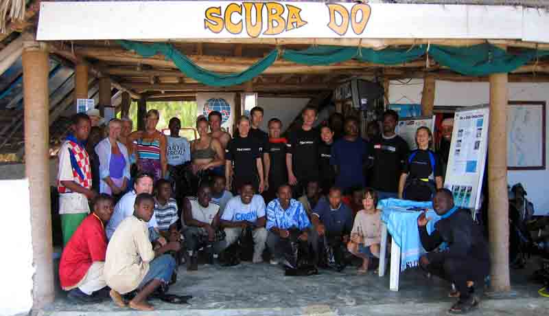 Group photo of the divers and organisers of the 2005 cleanup